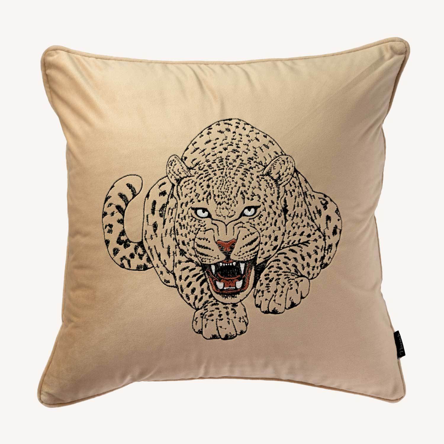 mörk beige kuddfodral i sammet med motiv på en leopard och storlek 45x45cm
