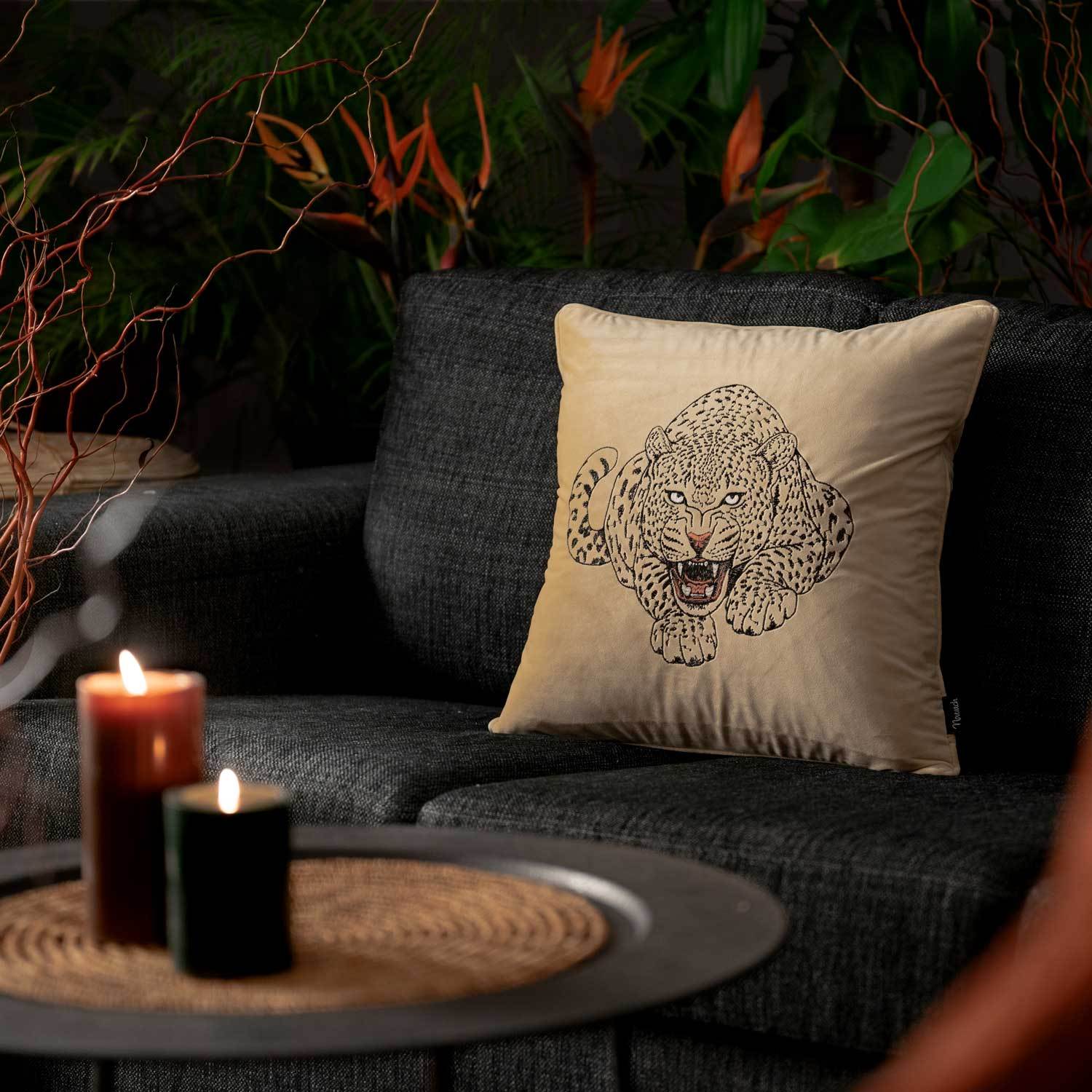 sandfärgat kuddfodral i sammet med motiv på en leopard och storlek 45x45cm