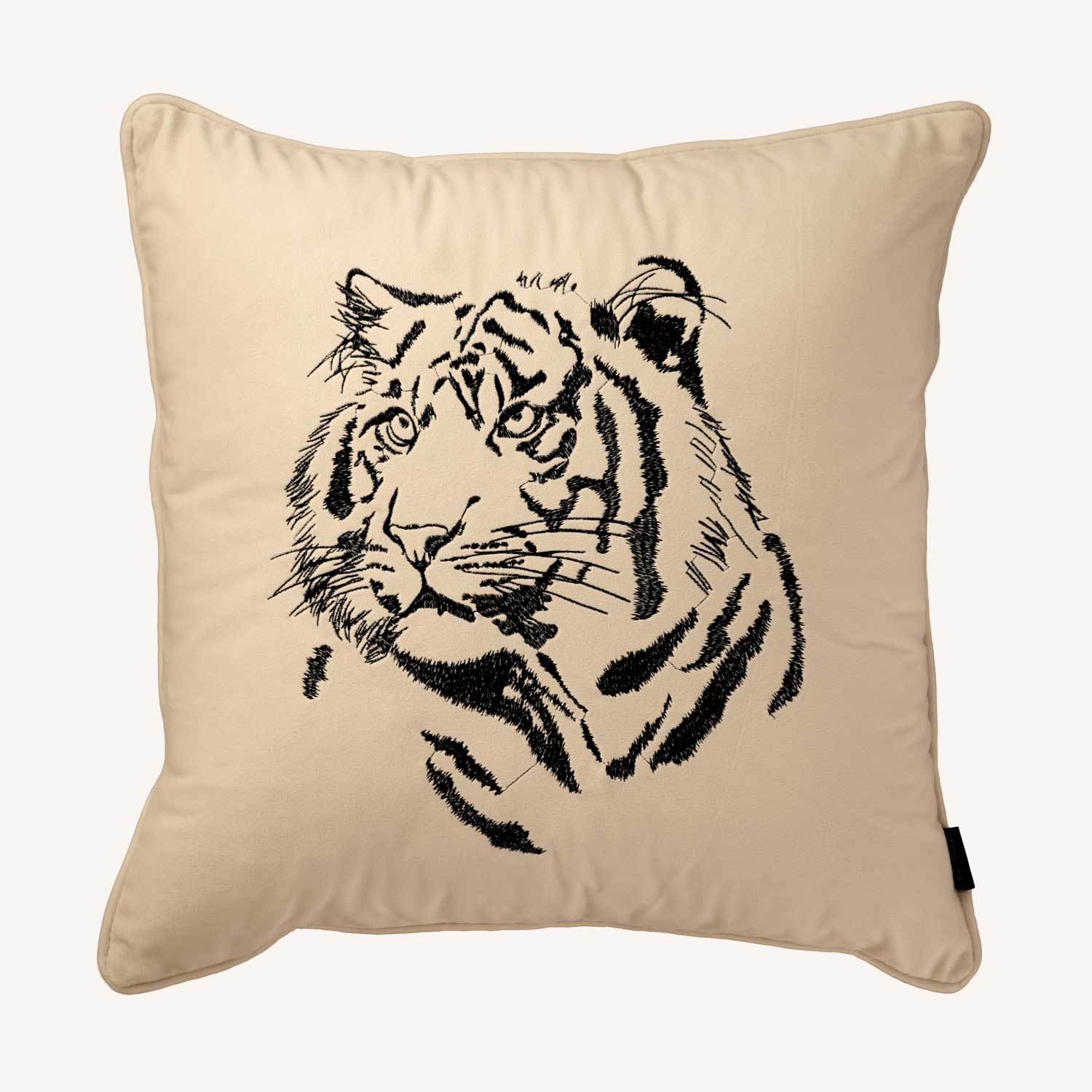 sandfärgat kuddfodral i sammet med motiv på en tiger och storlek 50x50cm