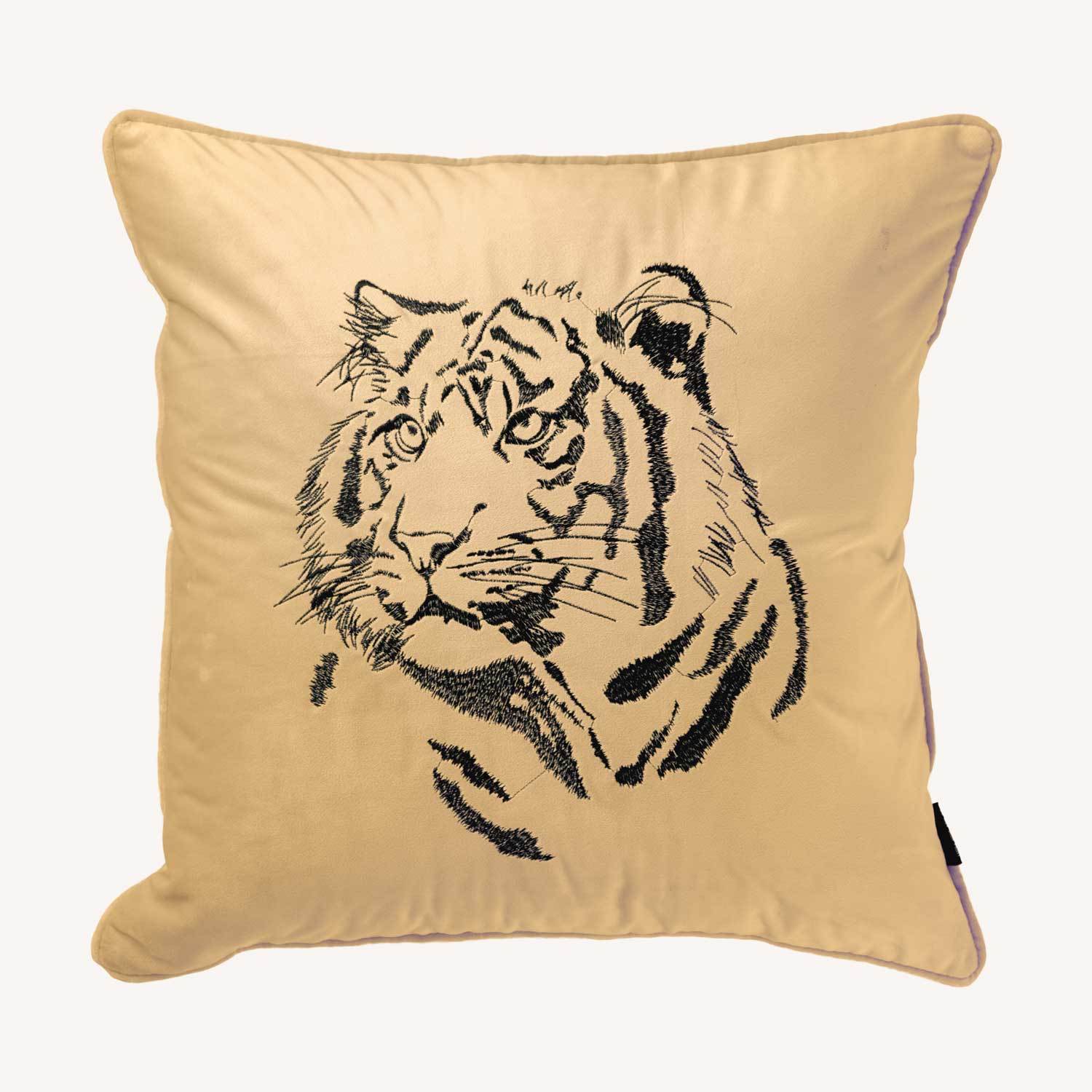 ljus beige kuddfodral i sammet med motiv på en tiger och storlek 45x45cm