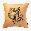 ljus gult kuddfodral i sammet med motiv på en tiger och storlek 45x45cm
