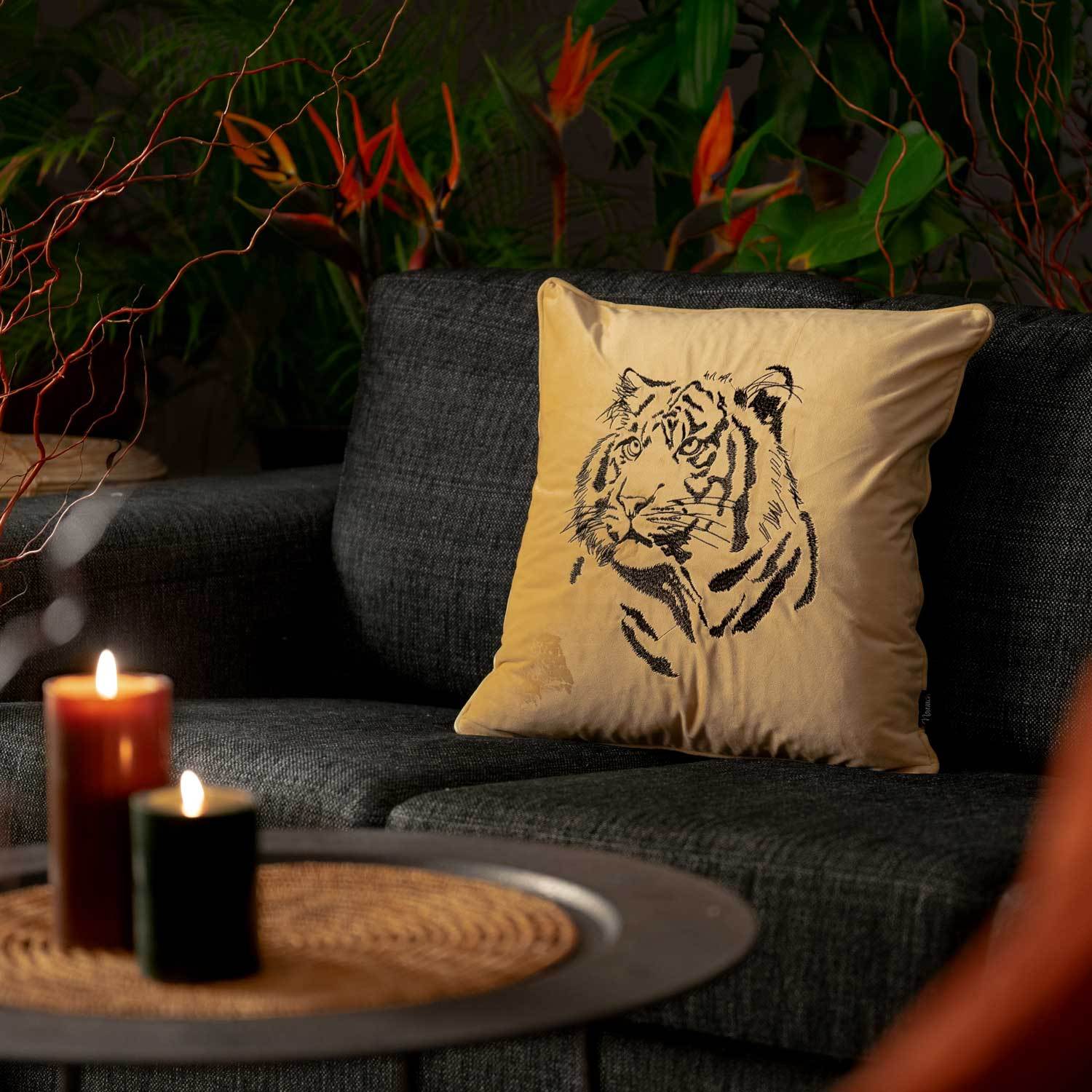 ljus beige kuddfodral i sammet med motiv på en tiger och storlek 45x45cm