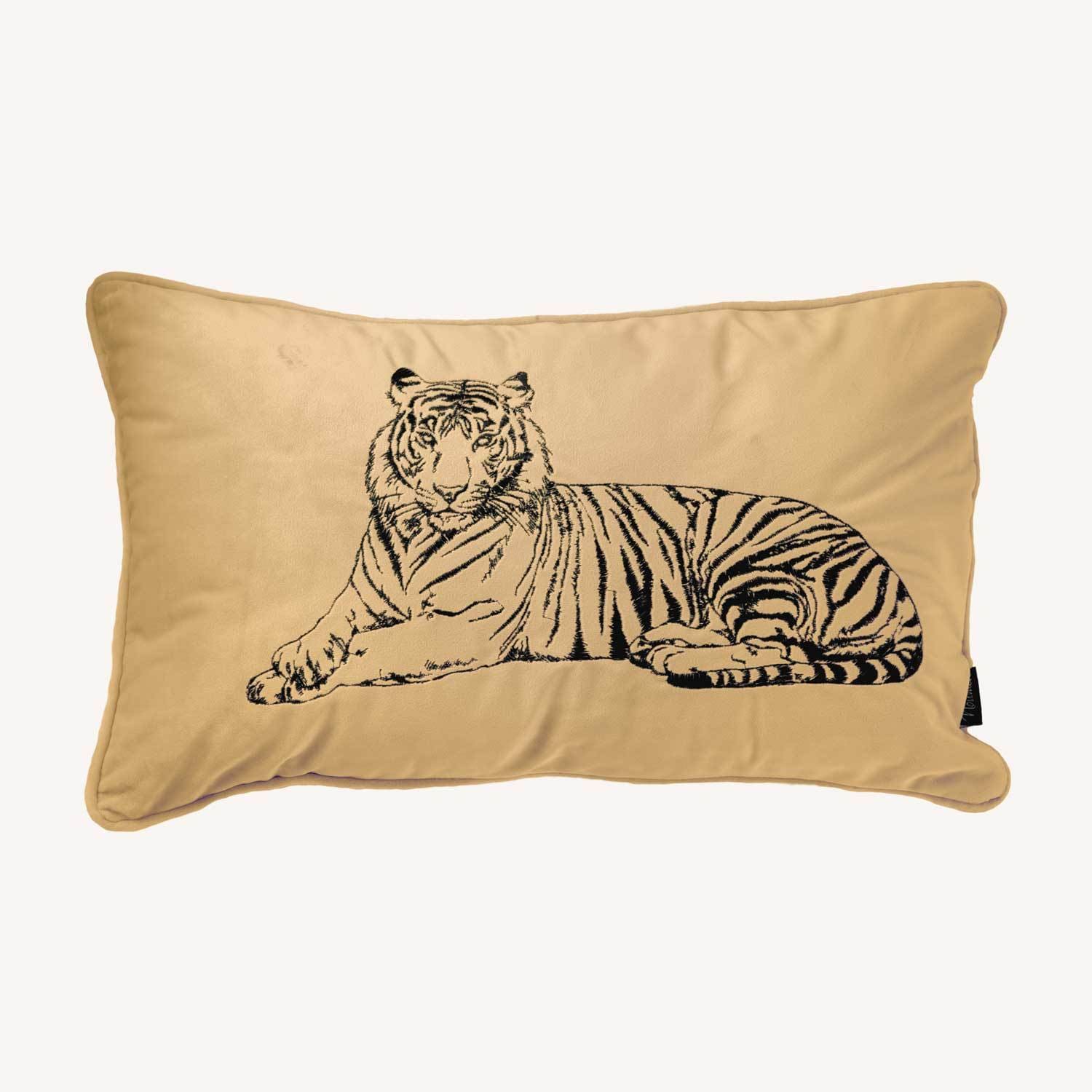 ljus beige kuddfodral i sammet med motiv på en tiger och storlek 30x50cm