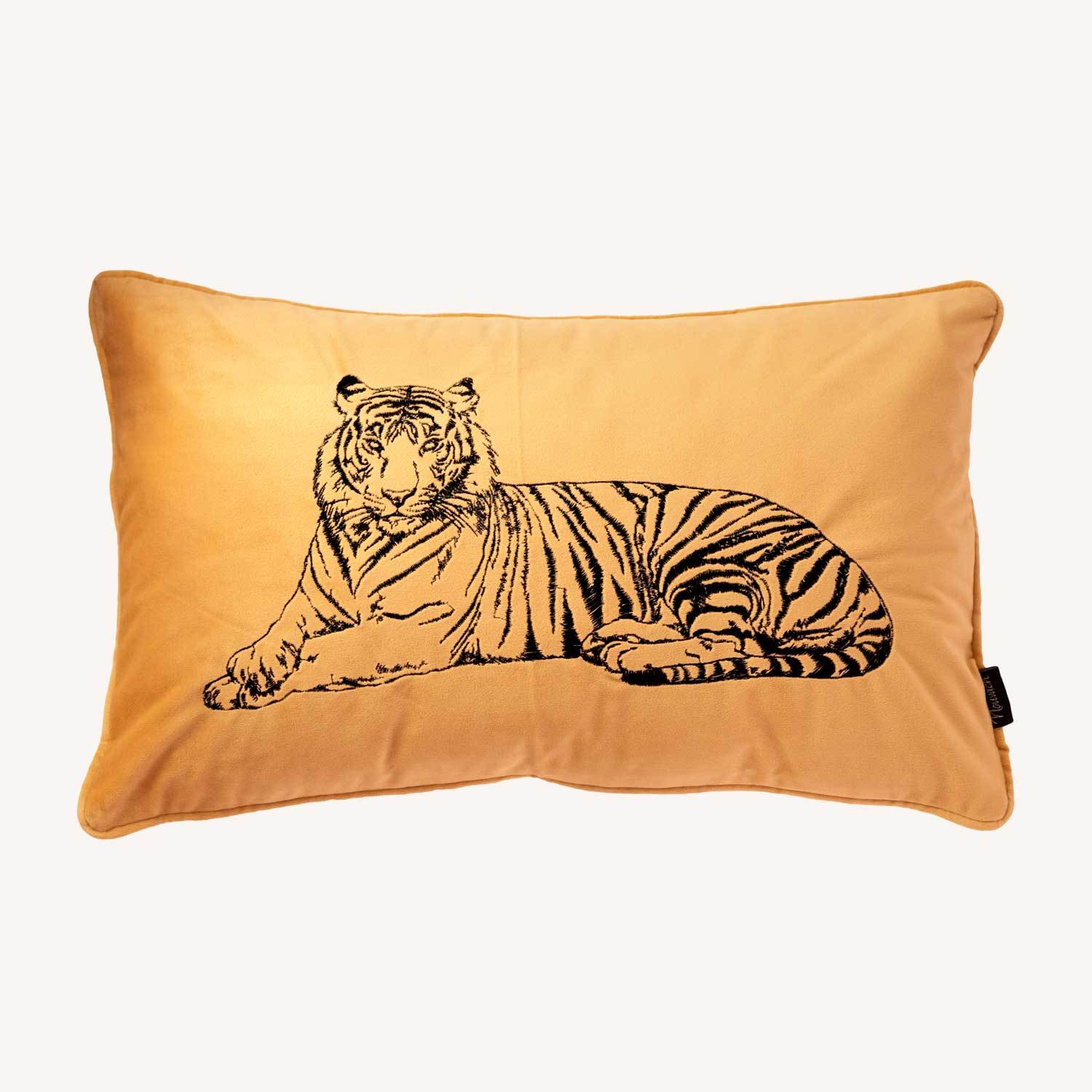 ljus gult kuddfodral i sammet med motiv på en tiger och storlek 30x50cm