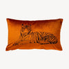 rostrött kuddfodral i sammet med motiv på en tiger och storlek 30x50cm