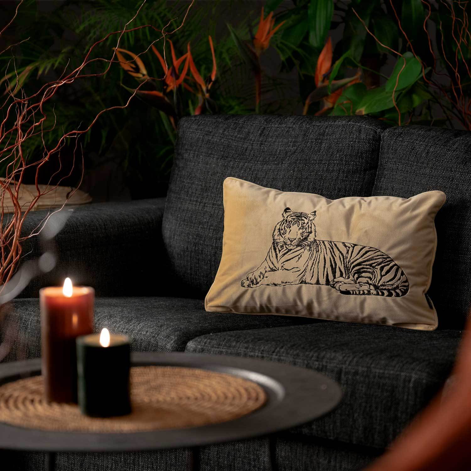 sandfärgat kuddfodral i sammet med motiv på en tiger och storlek 30x50cm