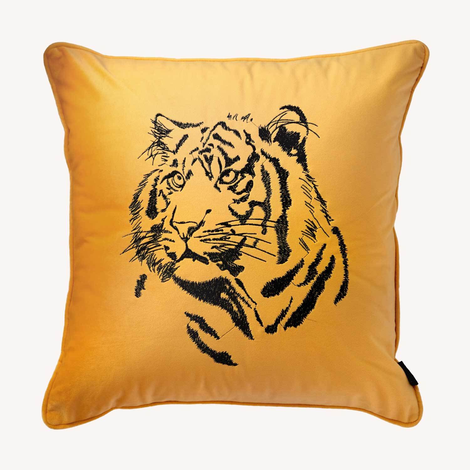 gult kuddfodral i sammet med motiv på en tiger och storlek 45x45cm