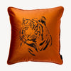 rostrött kuddfodral i sammet med motiv på en tiger och storlek 45x45cm