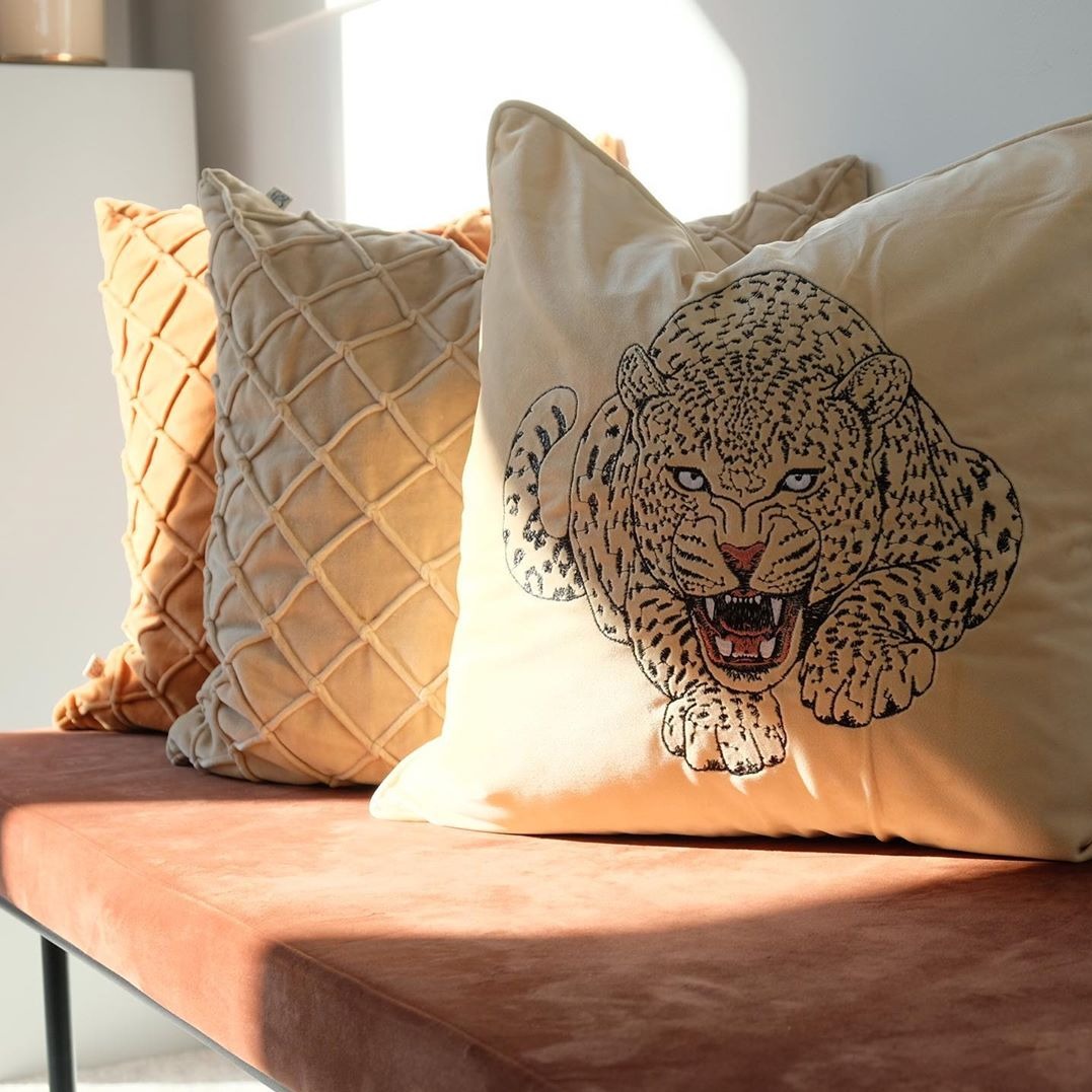 ljus beige kuddfodral i sammet med motiv på en leopard och storlek 45x45cm