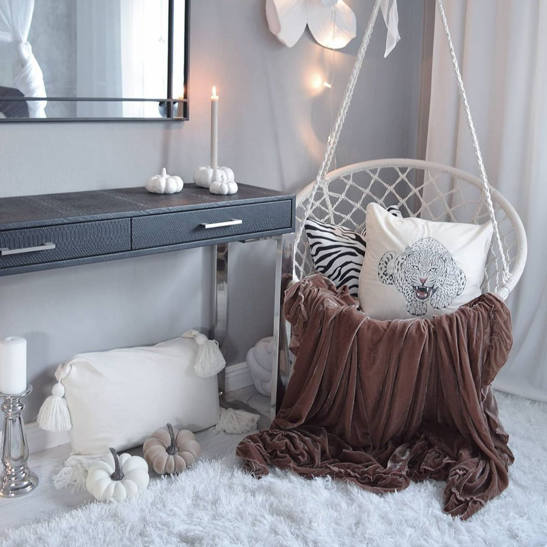 vitt kuddfodral i sammet med motiv på en leopard och storlek 45x45cm 