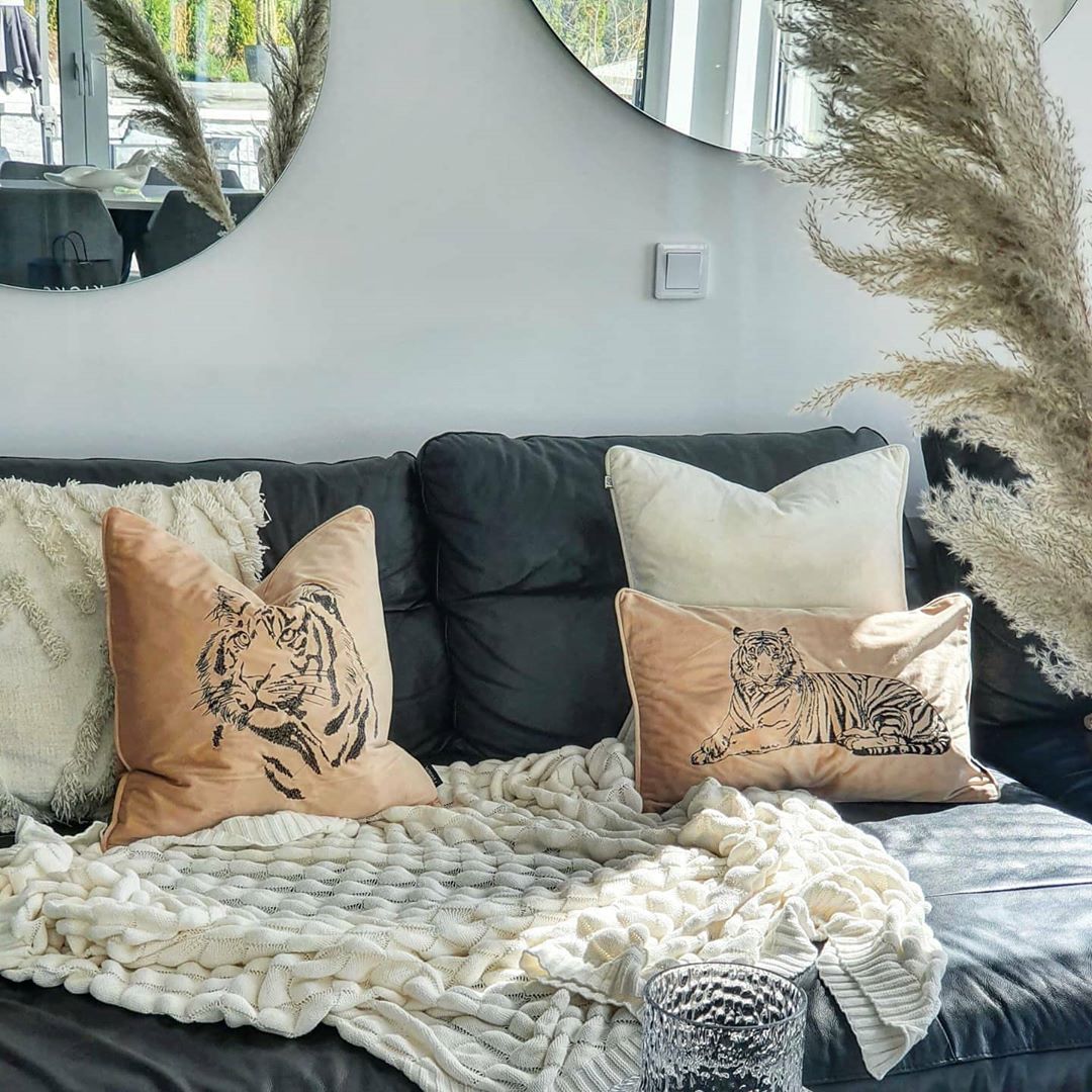 mörk beige kuddfodral i sammet med motiv på en tiger och storlek 30x50cm