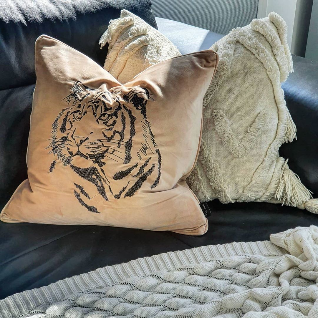 mörk beige kuddfodral i sammet med motiv på en tiger och storlek 30x50cm