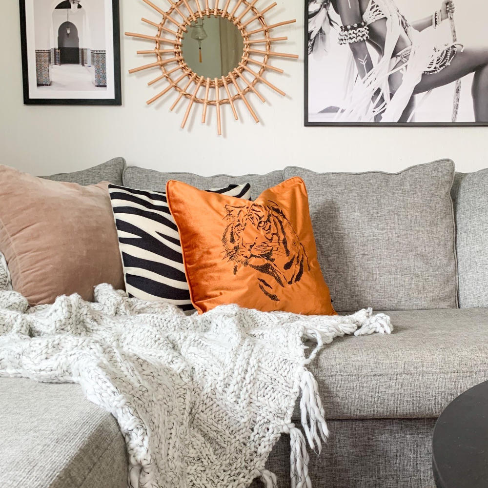 rostrött kuddfodral i sammet med motiv på en tiger och storlek 45x45cm