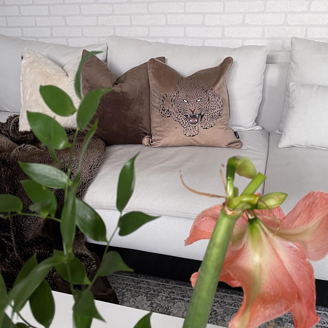 leopard kuddfodral prydnadskudde i vit soffa