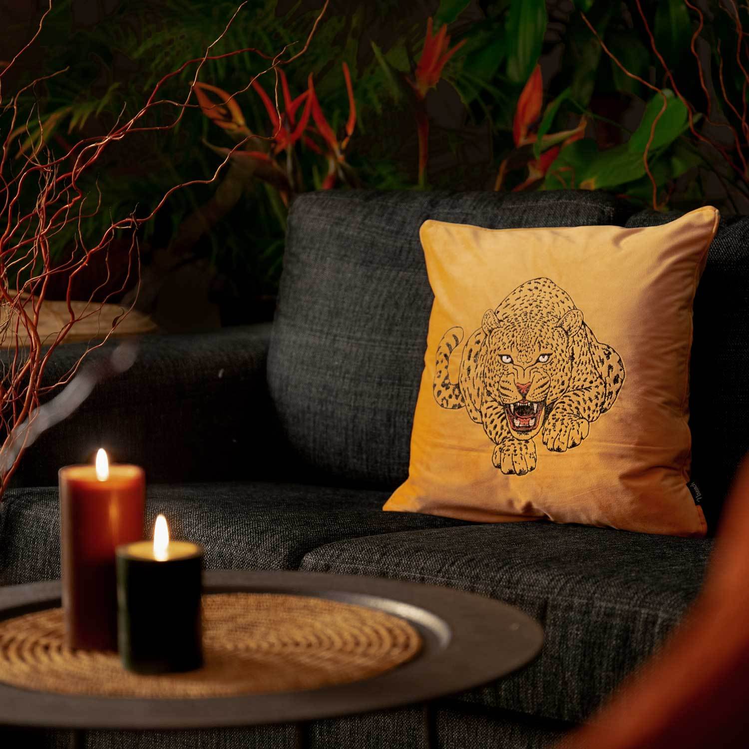 ljus gult kuddfodral i sammet med motiv på en leopard och storlek 45x45cm