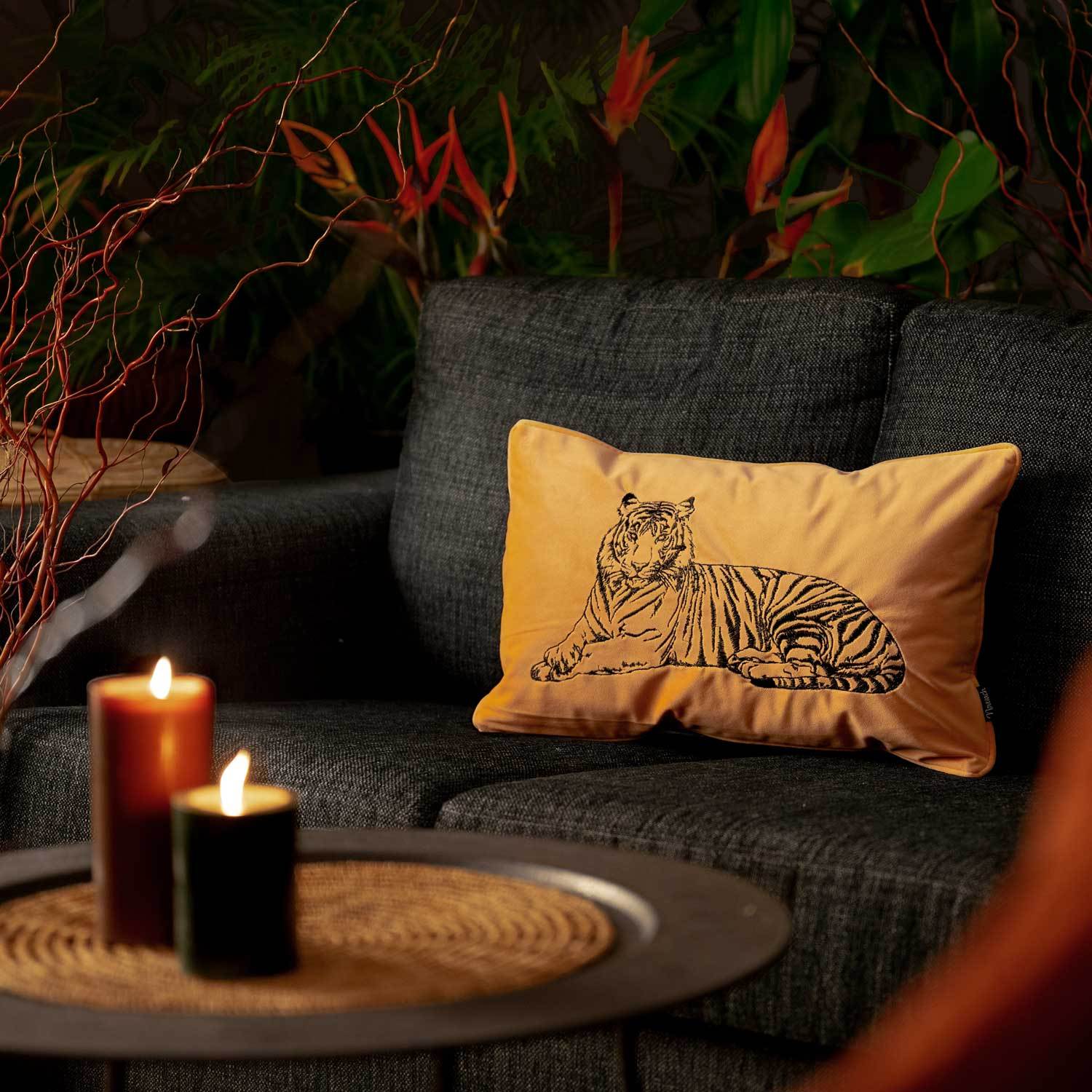ljus gult kuddfodral i sammet med motiv på en tiger och storlek 30x50cm