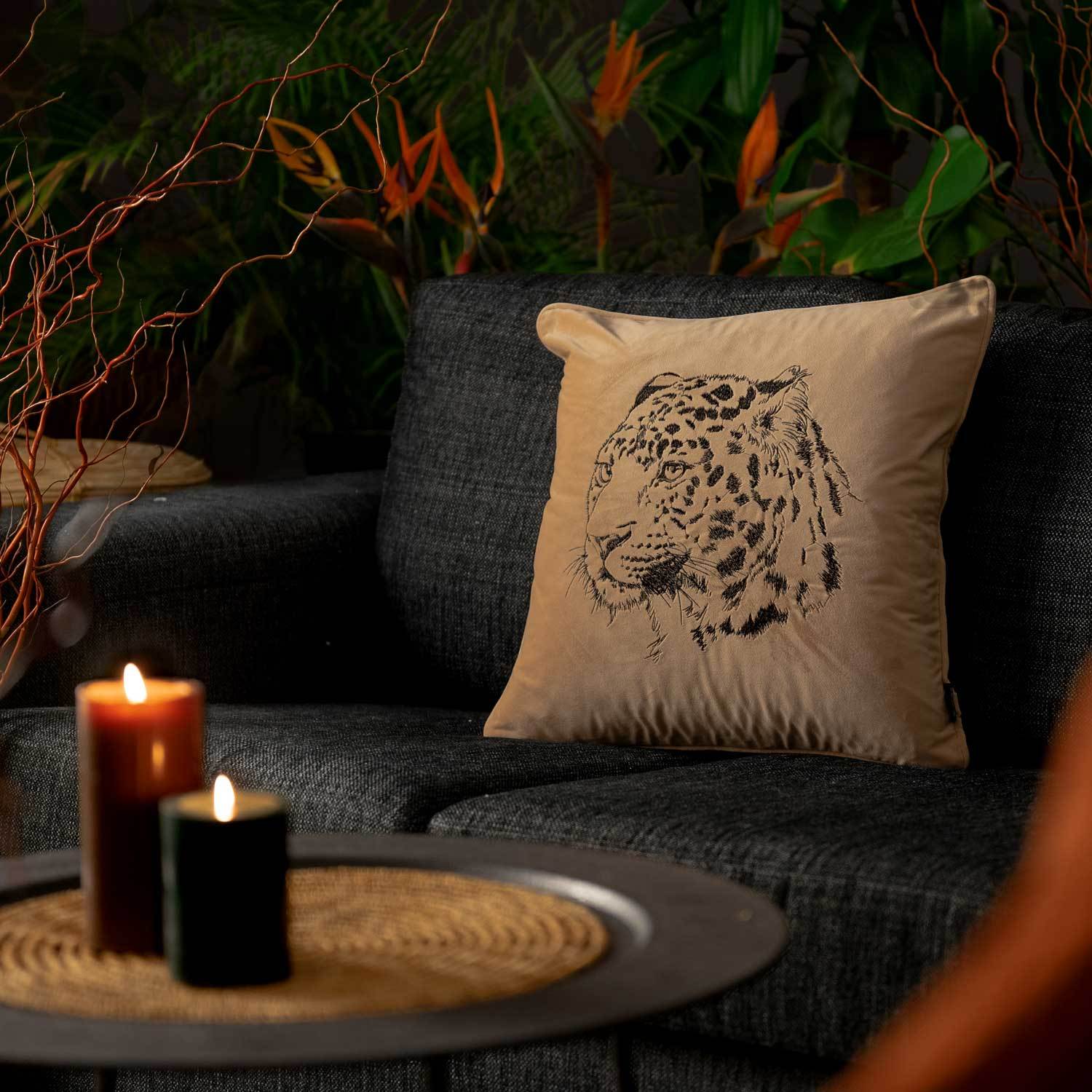 mörk beige kuddfodral i sammet med motiv på en gepard och storlek 45x45cm