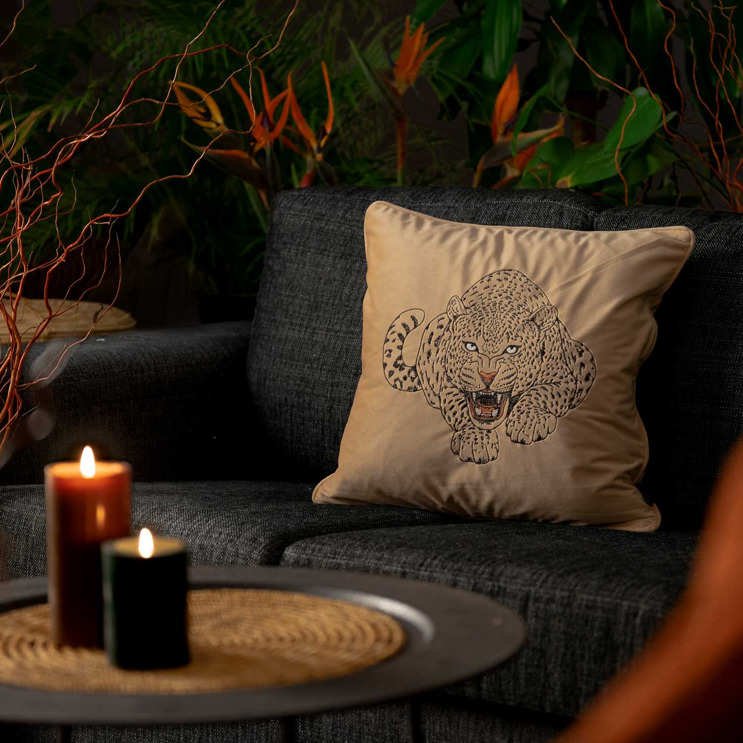 mörk beige kuddfodral i sammet med motiv på en leopard och storlek 45x45cm