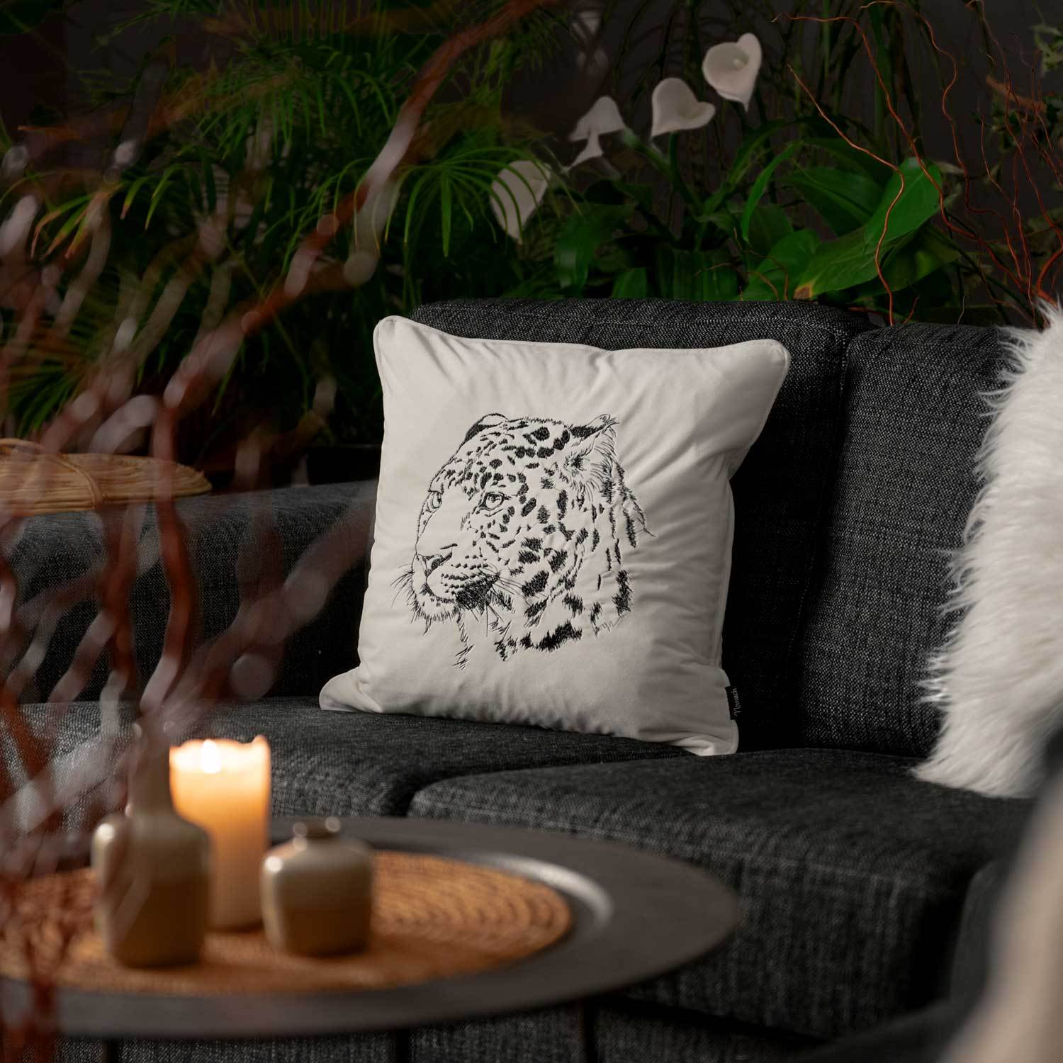 vitt kuddfodral i sammet med motiv på en gepard och storlek 45x45cm