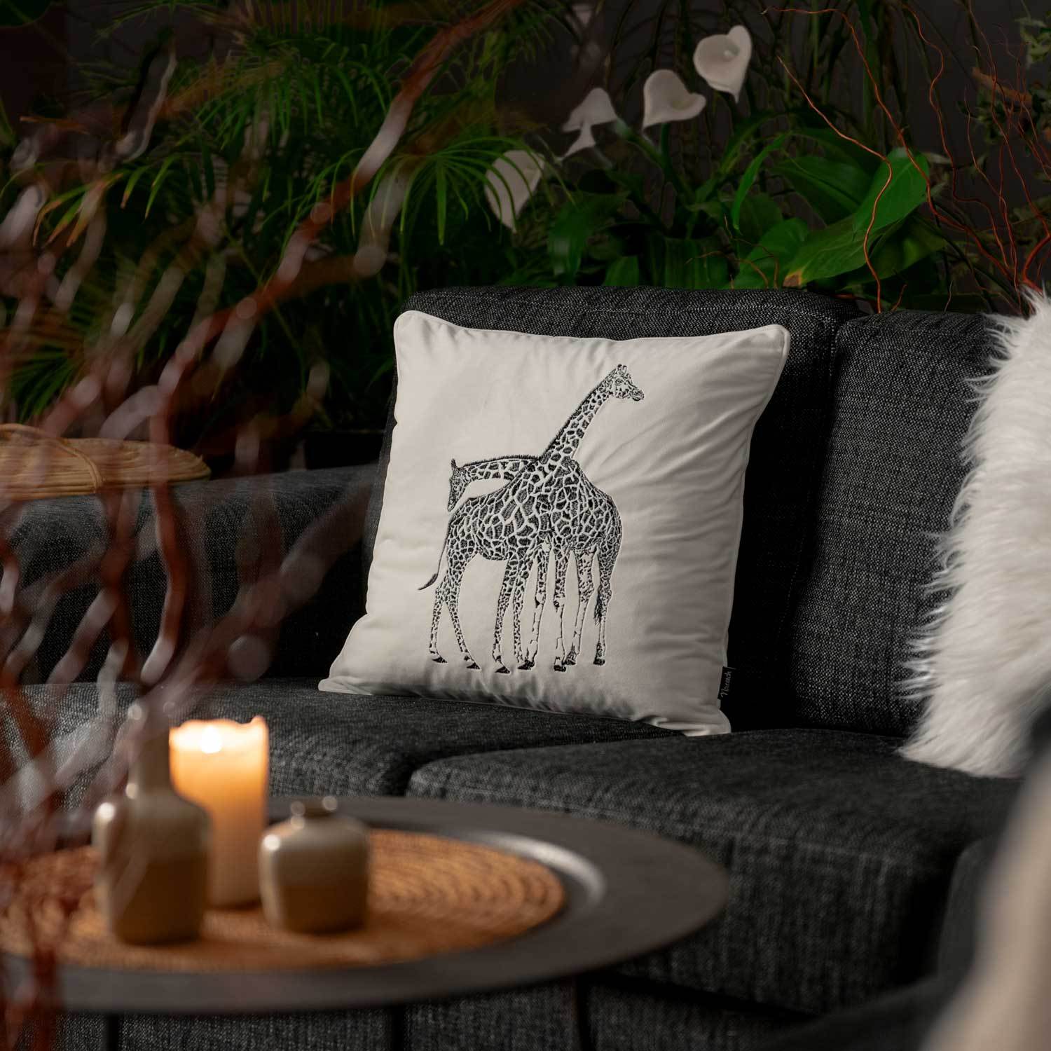 vitt kuddfodral i sammet med motiv på en giraff och storlek 45x45cm 